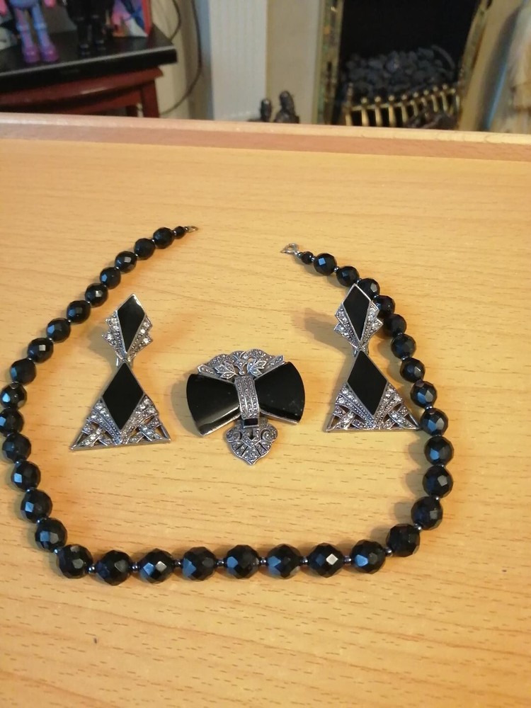 set of silver neckless , earrings and brooch , onyx stone