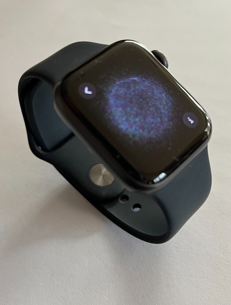 Apple Watch SE GPS 1st Gen 40MM Space Gray Aluminum Black Band (pre-owned)