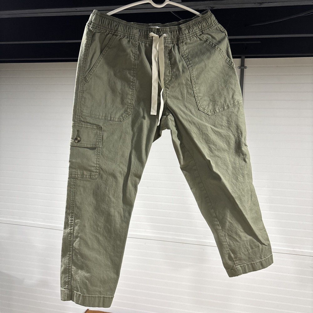 Levis Signature Gold Women's Olive Cargo Capri Pants. Size 8/W29