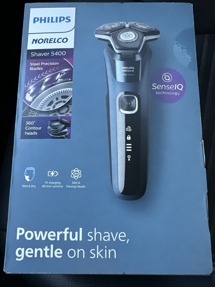 New Philips Norelco Shaver 5400 Wet & Dry Rechargeable Shaver S5880/81