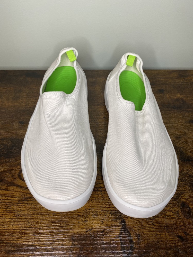 OOFOS OOmg eeZee Low Womens SZ 8  White Slip On Recovery Shoes Canvas
