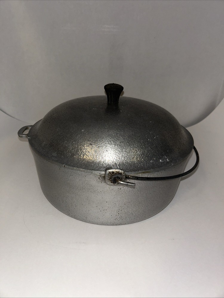 Vintage 4.5 Quart Hammered Club Aluminum Dutch Oven with Lid