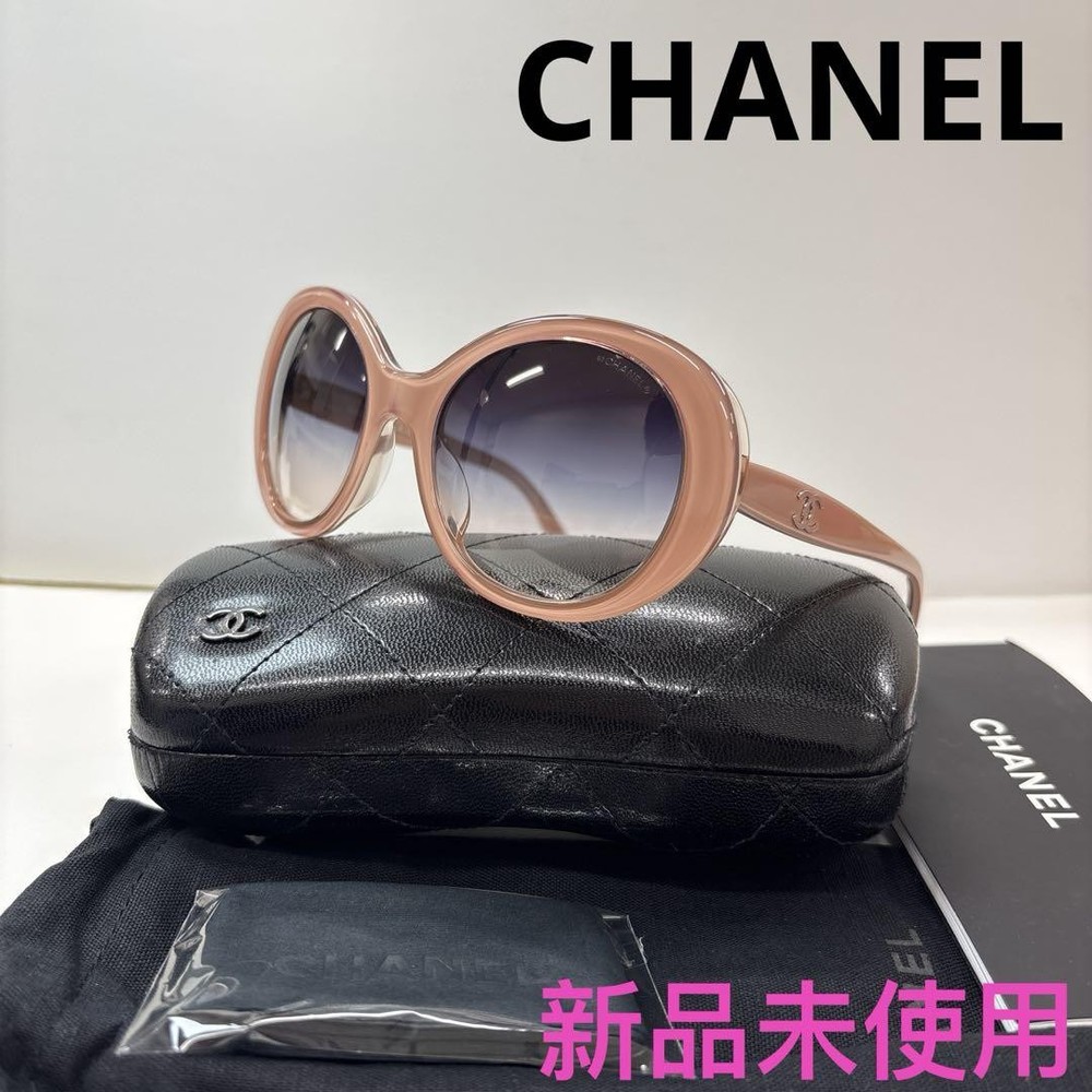 CHANEL CH5238 A stylish black sunglasses with gold accents