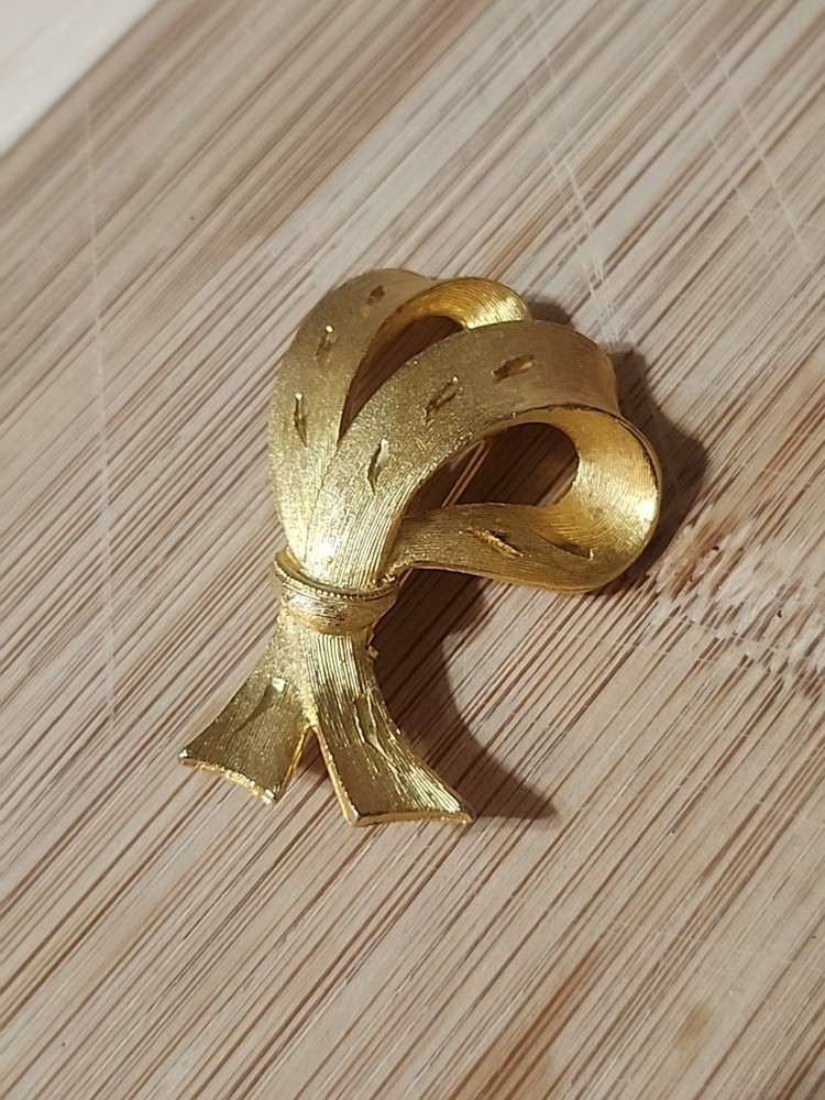 Vintage JJ Jonette Jewelry Gold Tone Textured Ribbon Bow Brooch Pin