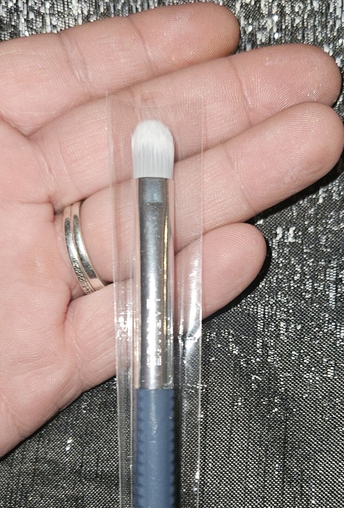 Laruce LR100 Concealer Makeup Brush for Flawless Coverage - New