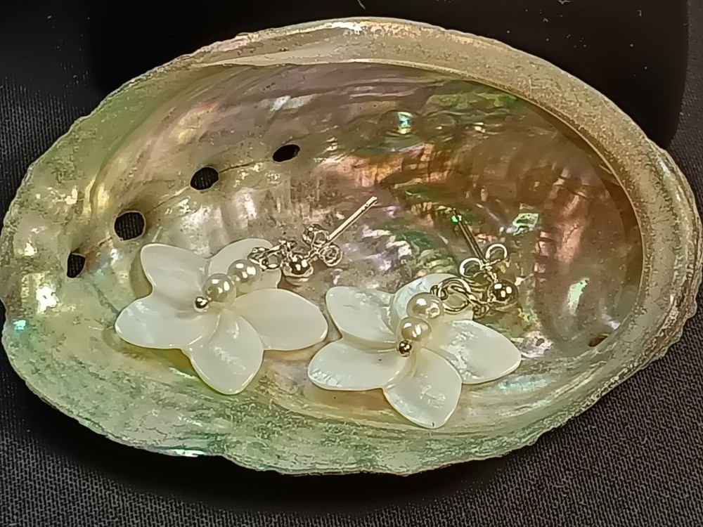 100% Natural Mother of Pearl and Freshwater Pearl Class AAAA Stunning Jewelry Elegant Gift Idea