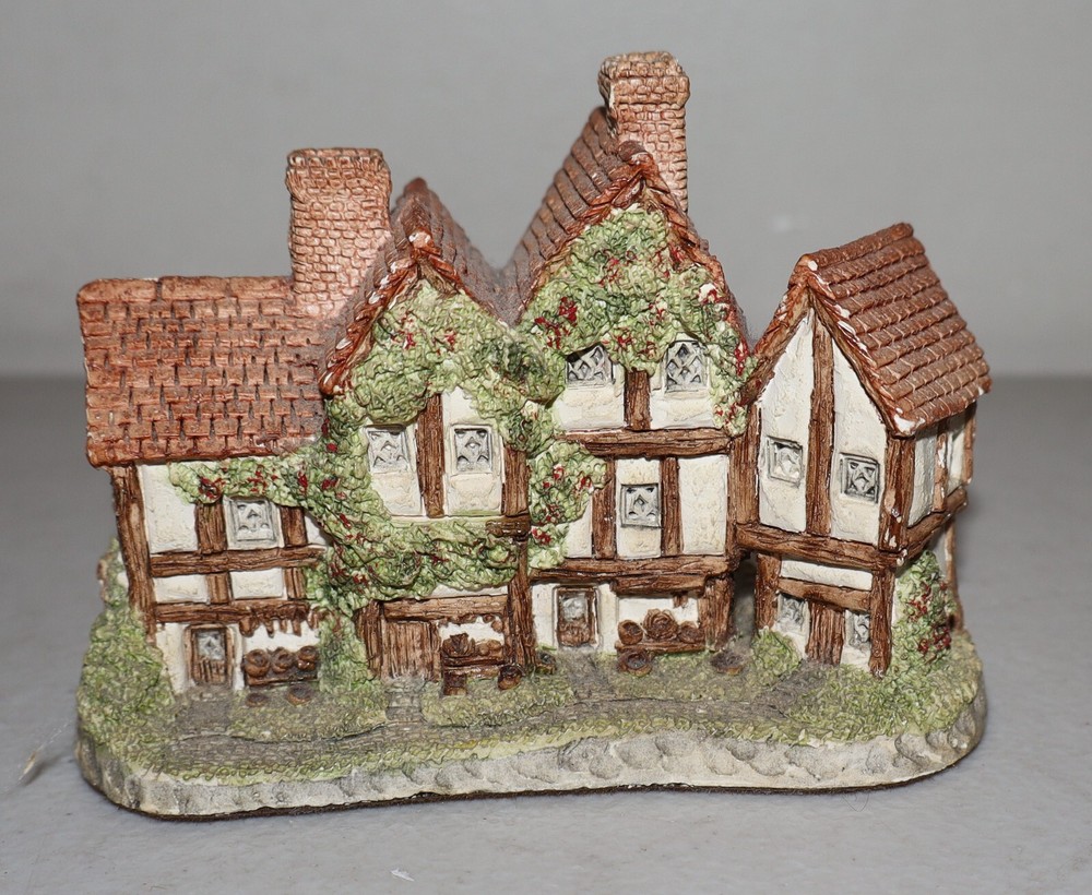 1985 David Winter The Apothecary's Shop Figurine Great Britain Collectible