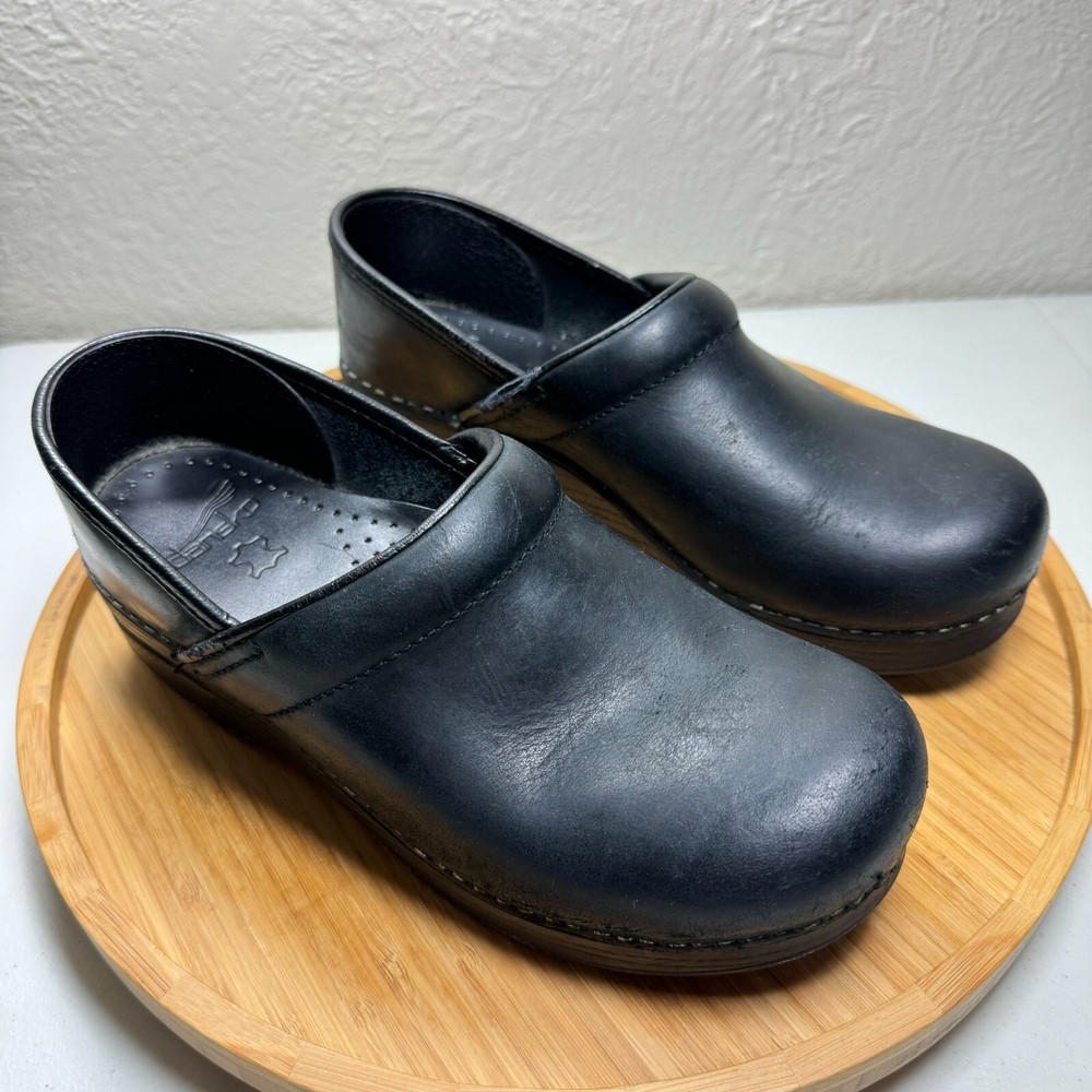 Dansko Professional Wide Leather Clog for Nurses and Medical Professionals in Black Size 39