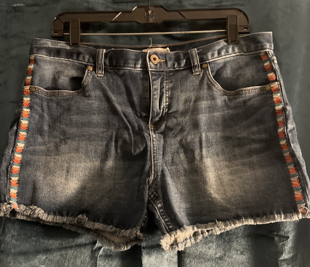 Carve Designs Women’s Denim Shorts W Embroidery Size 10