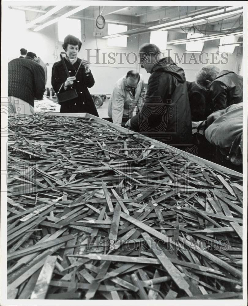 1971 Press Photo Bargain-hunters at the Boeing Company sale of surplus items