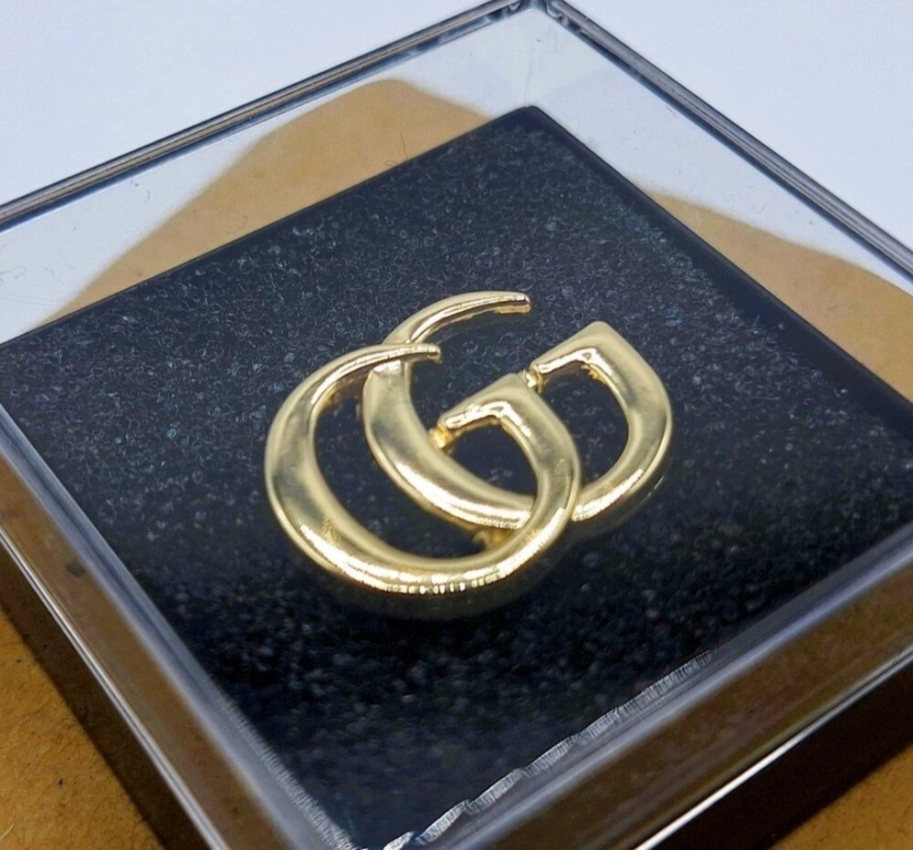 Gucci Enamel Logo Pin Elegant Accessory for Stylish Outfits