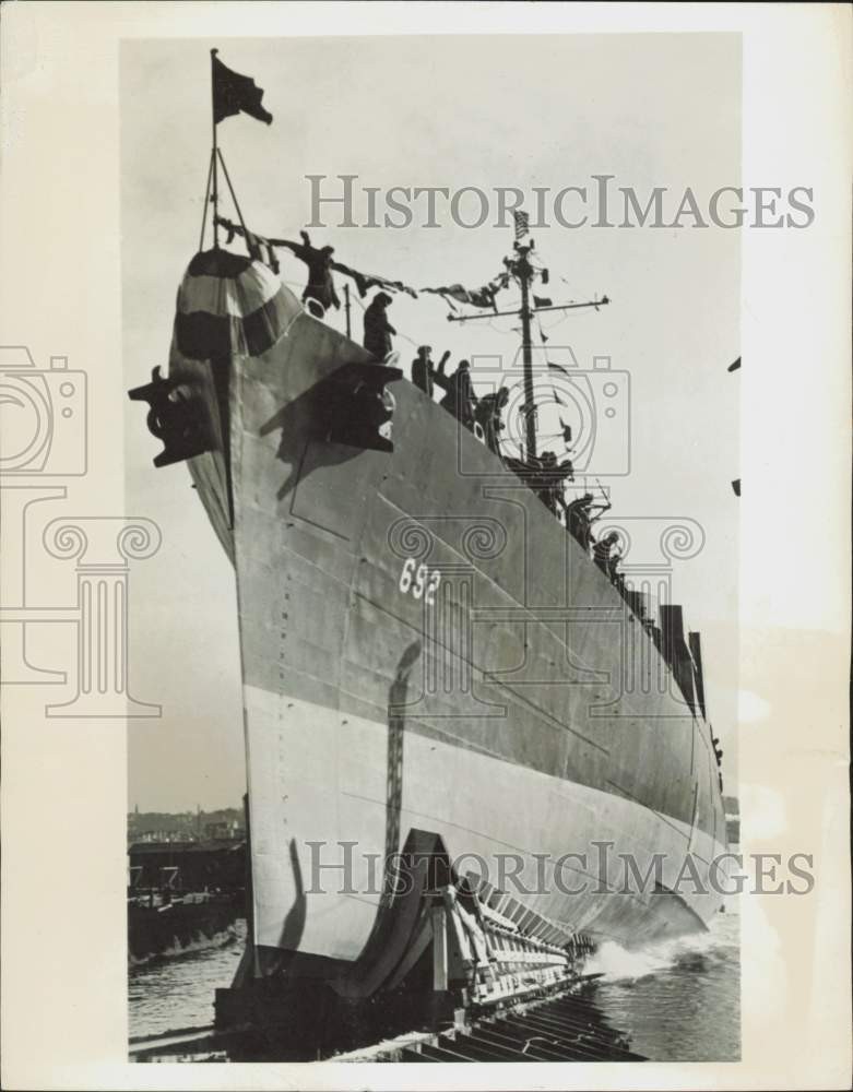 1943 Press Photo USS Sumner launched at U.S. Steel shipyard, Kearny, New Jersey