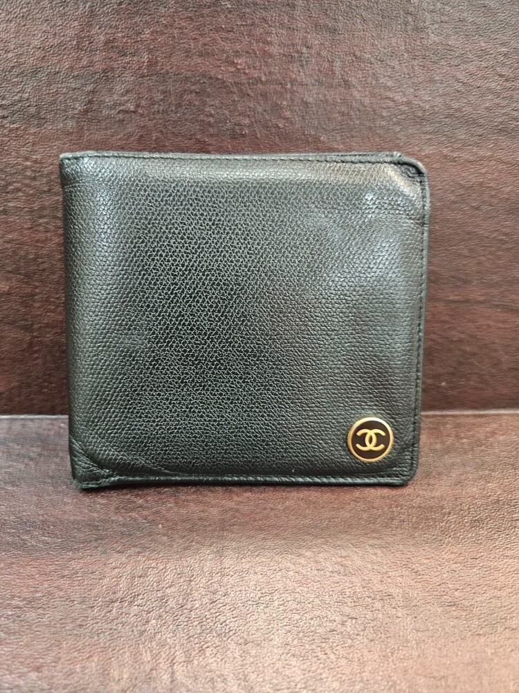Chanel Coco Button Bifold Wallet With Hologram In Excellent Condition