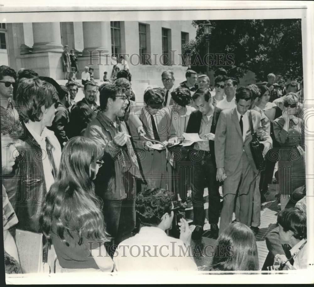1966 Press Photo Members of the Viet-Nam Day Committee permitted to hold a rally-image