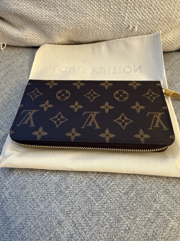 LOUIS VUITTON M42616 Monogram Canvas Zippy Wallet - Brown