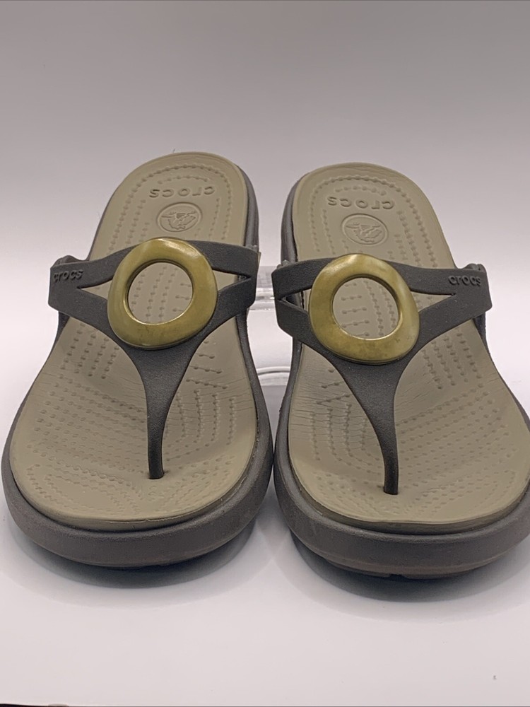 Crocs Sanrah Womens Sandals Size 8 Wedge Flip Flop Gold Ring