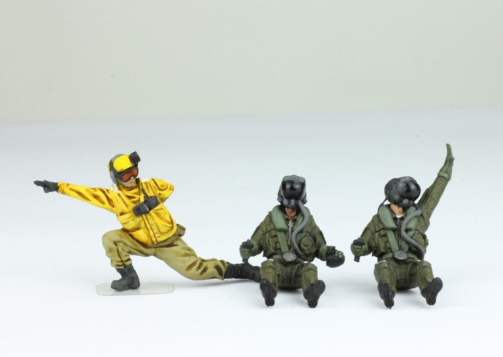 PreSale Set 02 ProPainted 1:32 Modern Seated Fighter Pilots & 01 Deck Crew-image