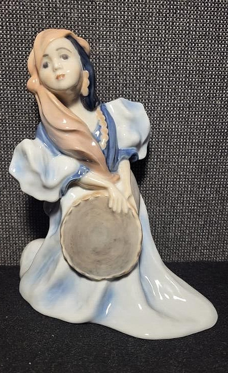 Vintage (1935-36) Royal Copenhagen FIGURINE - The Little Gypsy Girl