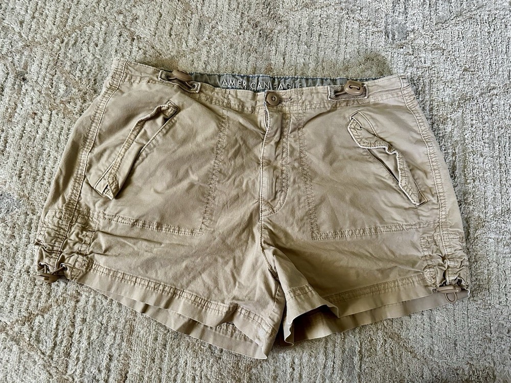 American Eagle Women’s Khaki Shorts Size 6