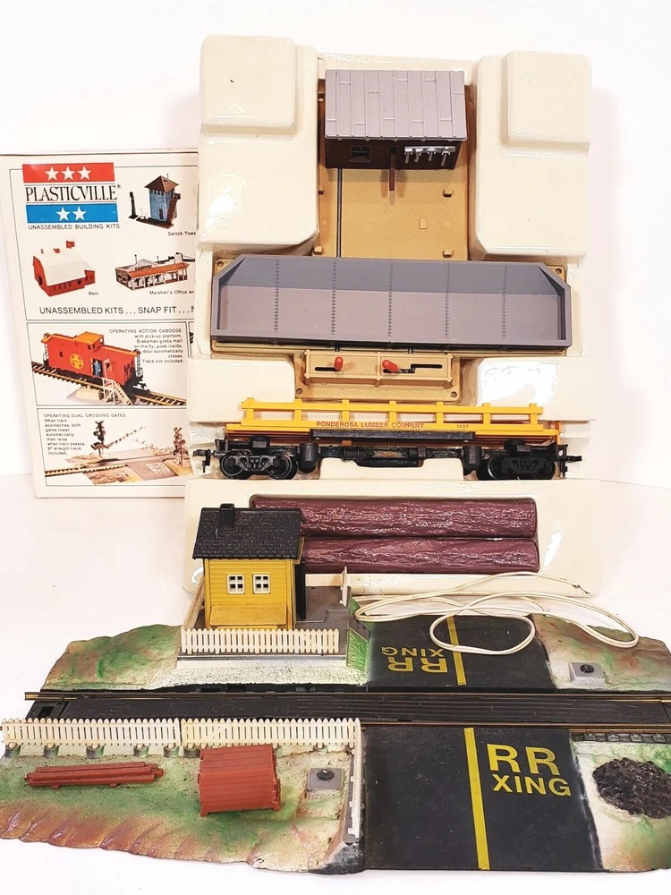 Bachmann Life Line RR Operating Log Car with Dump Station HO Scale