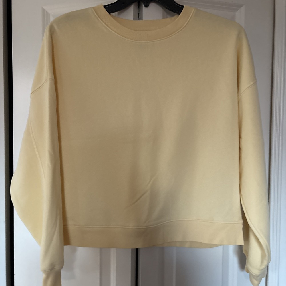 Gap Women's Size Medium Light Yellow Sweatshirt Slightly Cropped