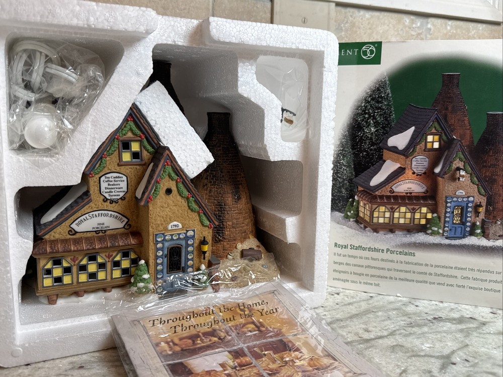 Dept 56 Dickens Village Royal Staffordshire Porcelain 2000 Box Light 58481