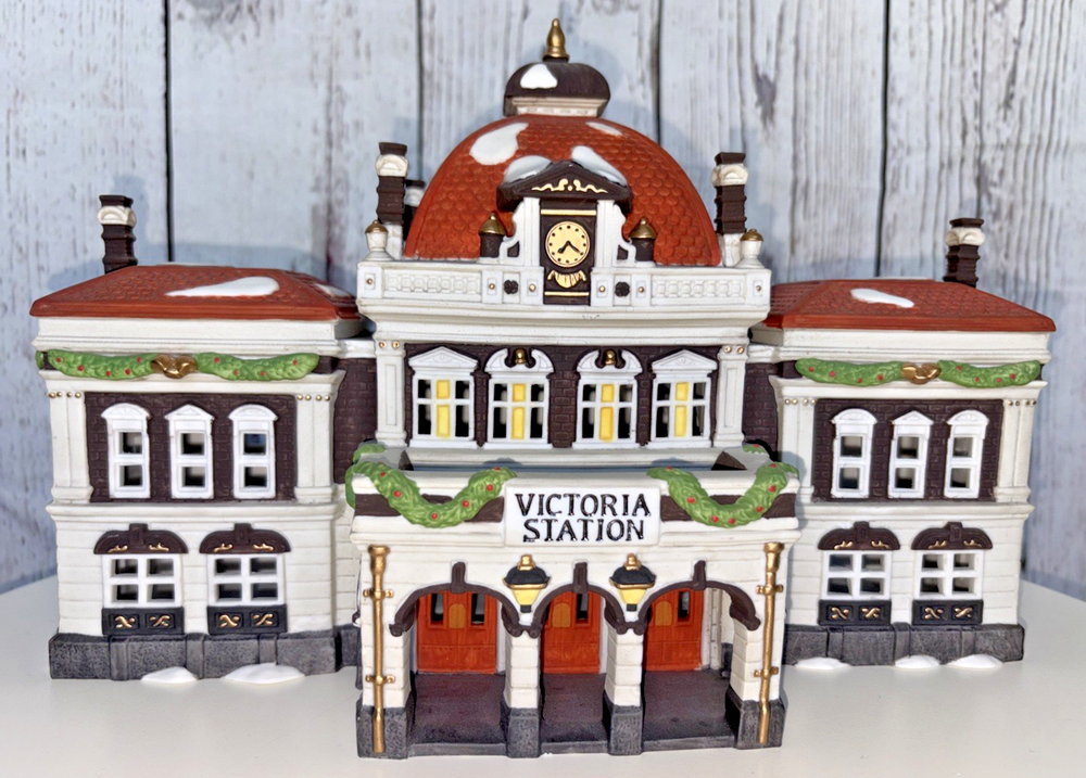 Dept56 Victoria Station Dickens Village HeritageCollection EXC COND! (read desc)