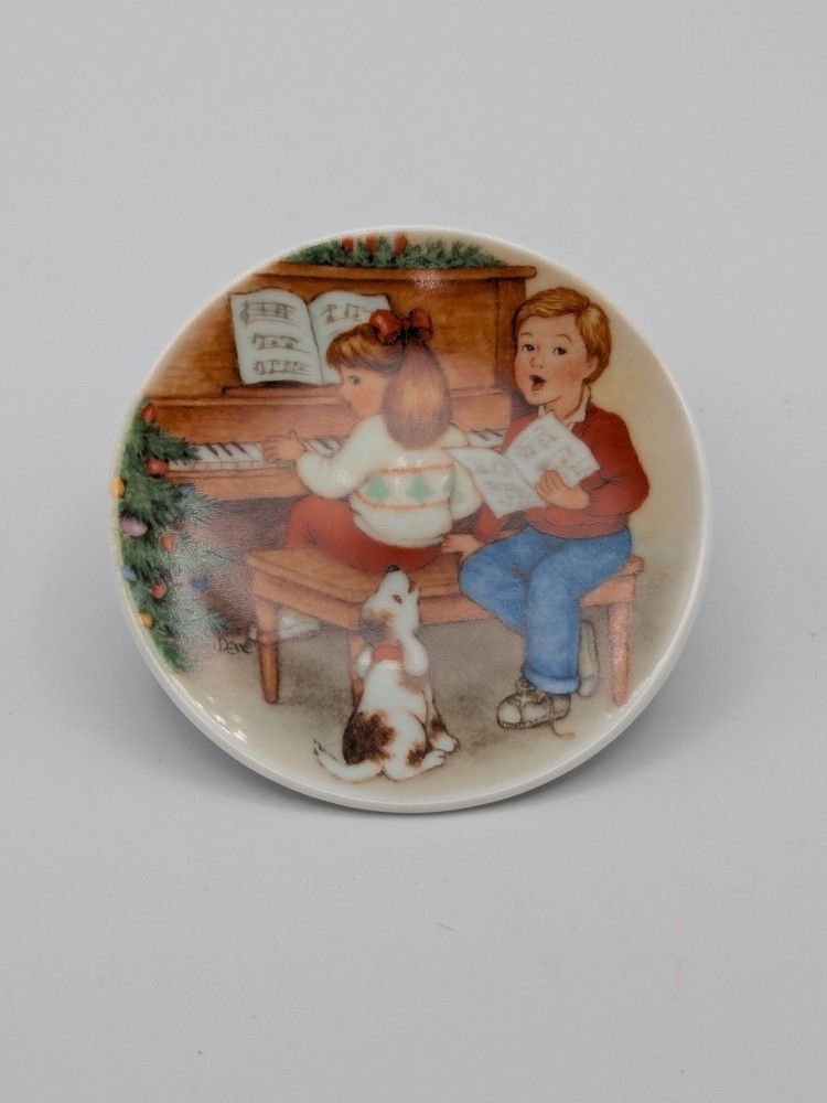 Hallmark Keepsake Sweet Holiday Harmony 1992 Collectors Plate Porcelain Ornament