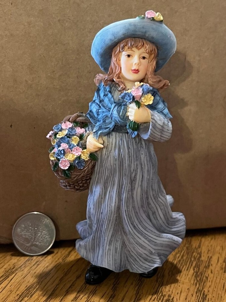 1:12 Scale Dollhouse Miniature Girl Figurine by Dollys Gallery F91