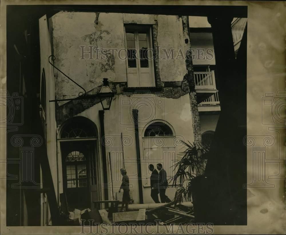 1965 Press Photo Louisiana State Museum officials inspect the Cabildo