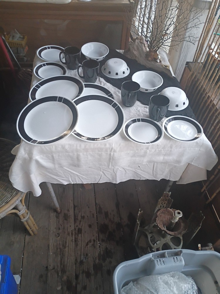 Corelle Urban Black Set Of 16 Piece For Four People