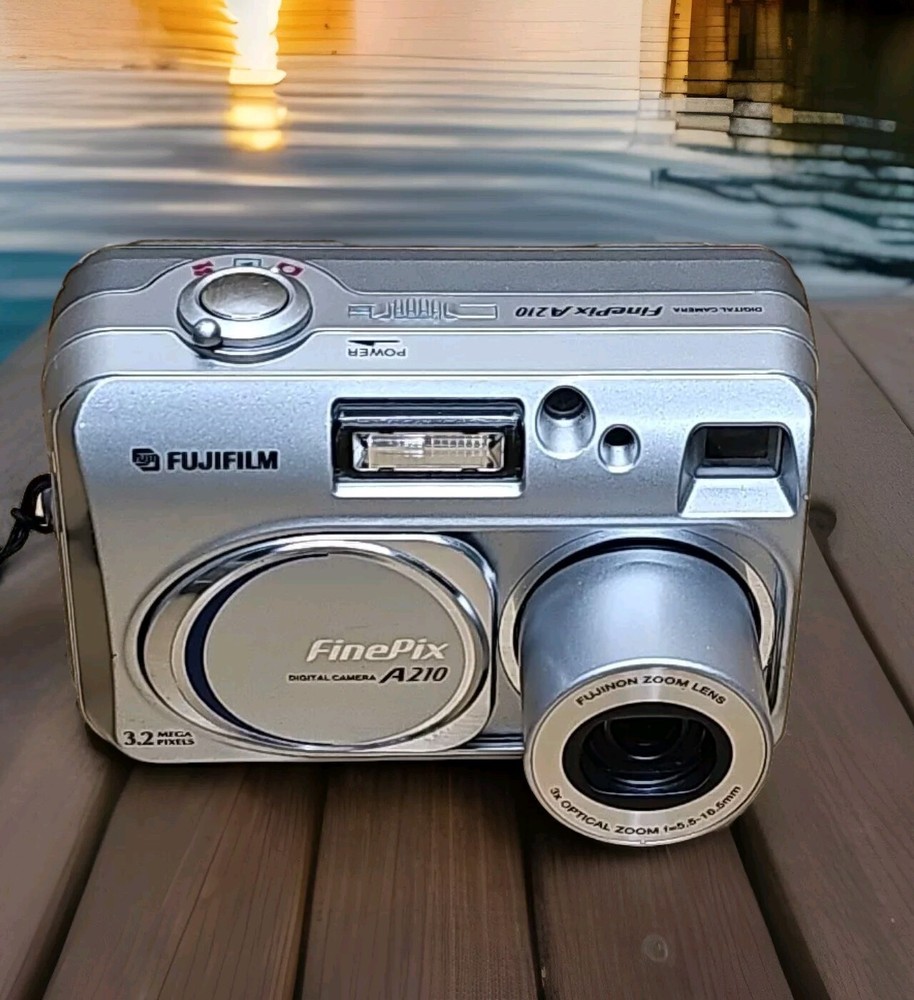 FujiFilm FinePix A210 3.2MP Digital Camera Compact Japan Tested