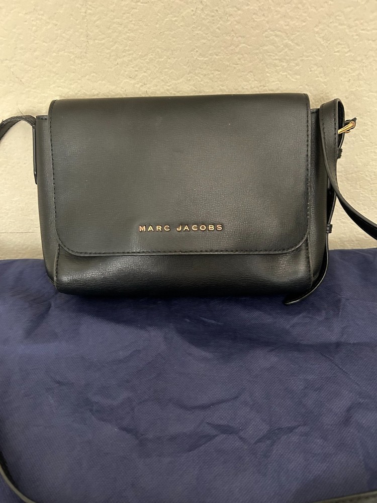 MARC JACOBS LEATHER FLAP STYLE CROSSBODY BAG.