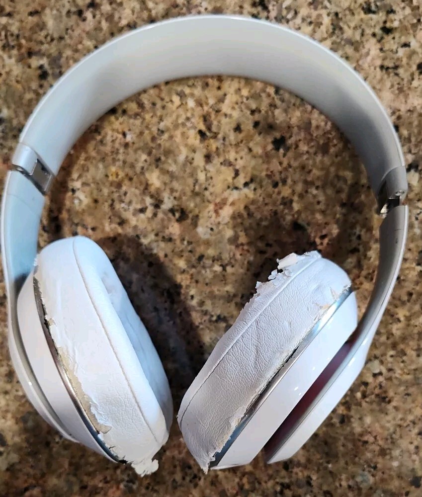 Beats By Dre - STUDIO Headphones - Over Ear - WIRED- White/Red - SOUND AMAZING