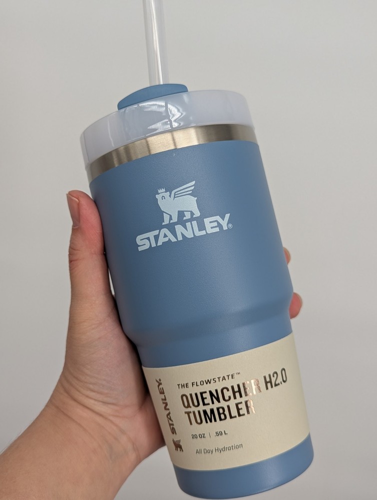 new Stanley cup The Quencher Flowstate Straw Tumbler 20 oz Indigo Blue