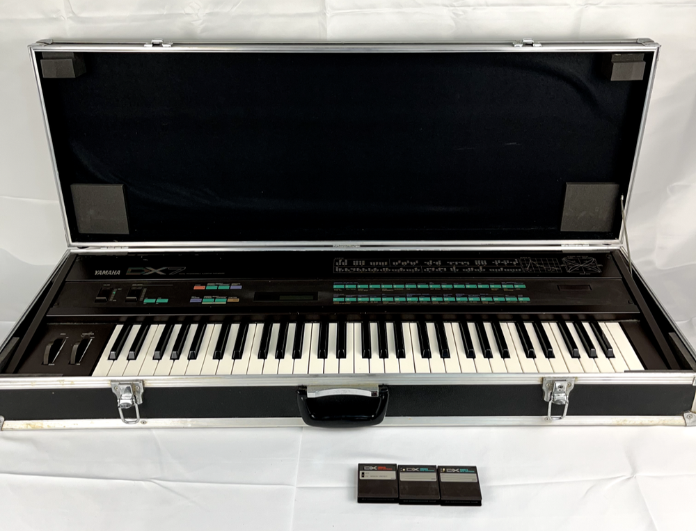 YAMAHA DX7 Digital Synthesizer with Case & Programmable Algorithms  