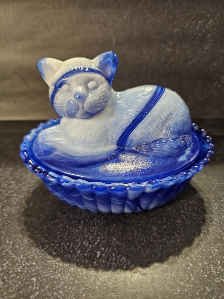 Rare Rosso Westmoreland Cat On Nest Cobalt White Slag Glass