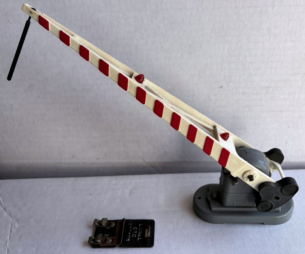 LIONEL 252 CROSSING GATE with ORIGINAL BOX WORKS GREAT see video