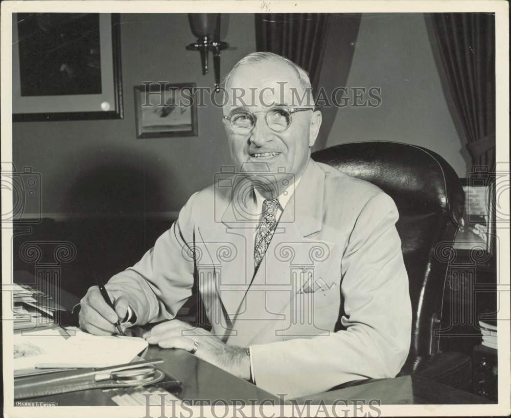 1948 Press Photo President Truman in the White House - afx31222