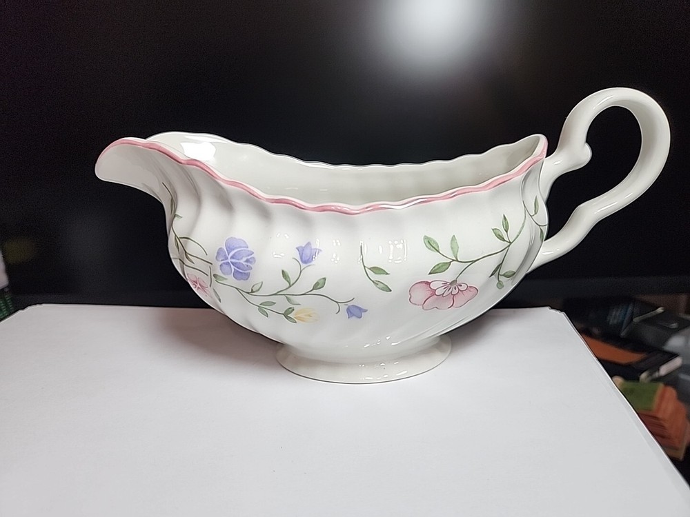 JOHNSON BROTHERS SUMMER CHINTZ GRAVY BOAT NO UNDERPLATE MADE IN ENGLAND