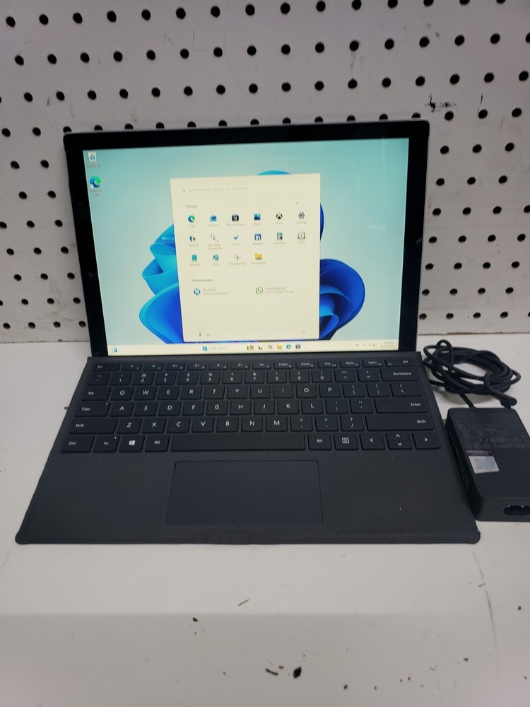 Microsoft Surface Pro 1796 Intel Core i5-7300U 2.6GHz 8GB 256GB SSD 12.3