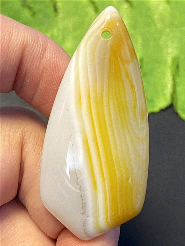 KU38582 47x21x6mm Yellow-White Striped Agate Shield Pendant Bead for Jewelry Making