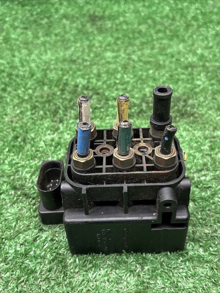 11-18 Porsche Cayenne 958 GTS Airmatic Pneumatic Suspension Valve Block OEM