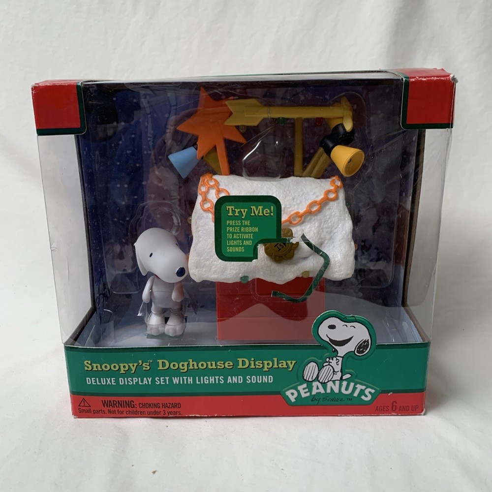 Snoopy's Light-Up Christmas Doghouse with Sound from Peanuts & Charlie Brown