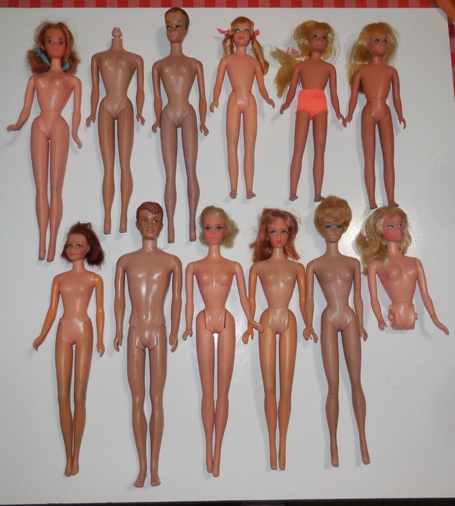 Lot of vintage Barbies skippers clothing and accessories