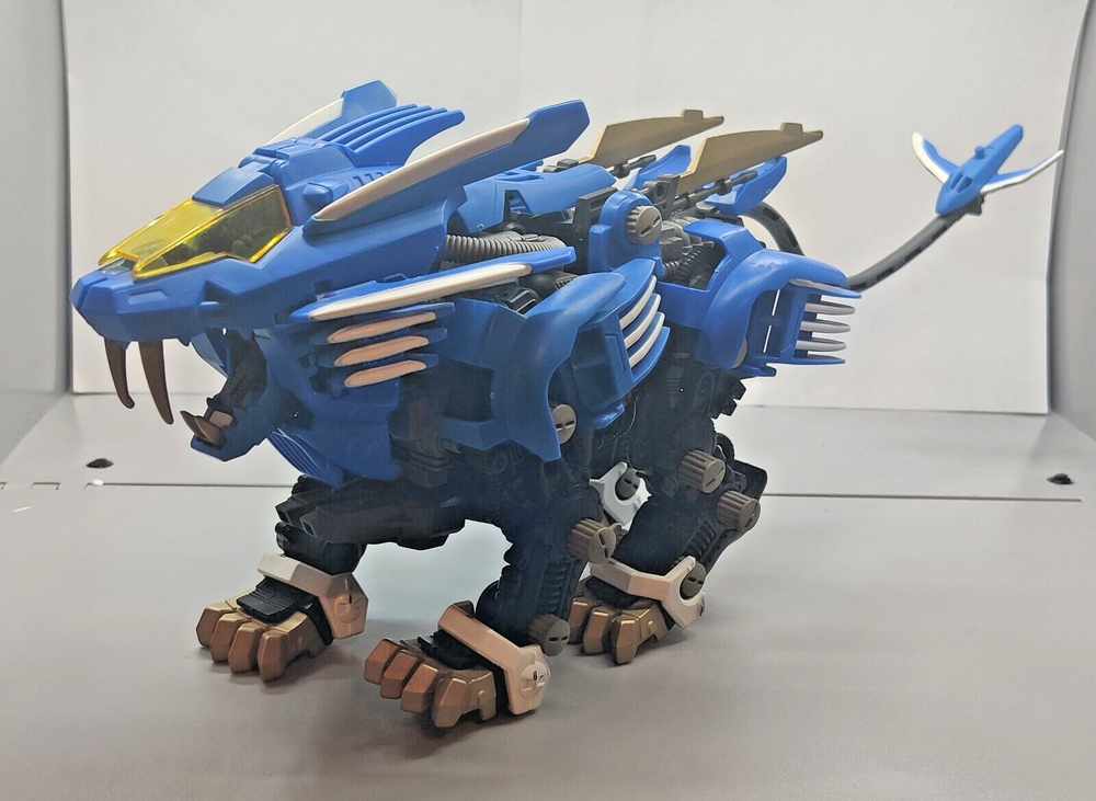 Zoids Blade Liger RZ-028 Hasbro Tomy with motorized metal claws and teeth