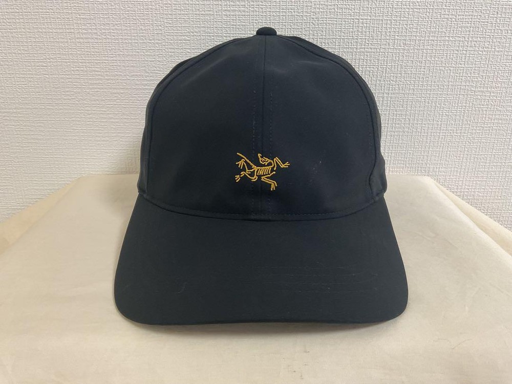 Arc'Teryx Small Bird Cap in Sleek Black Design