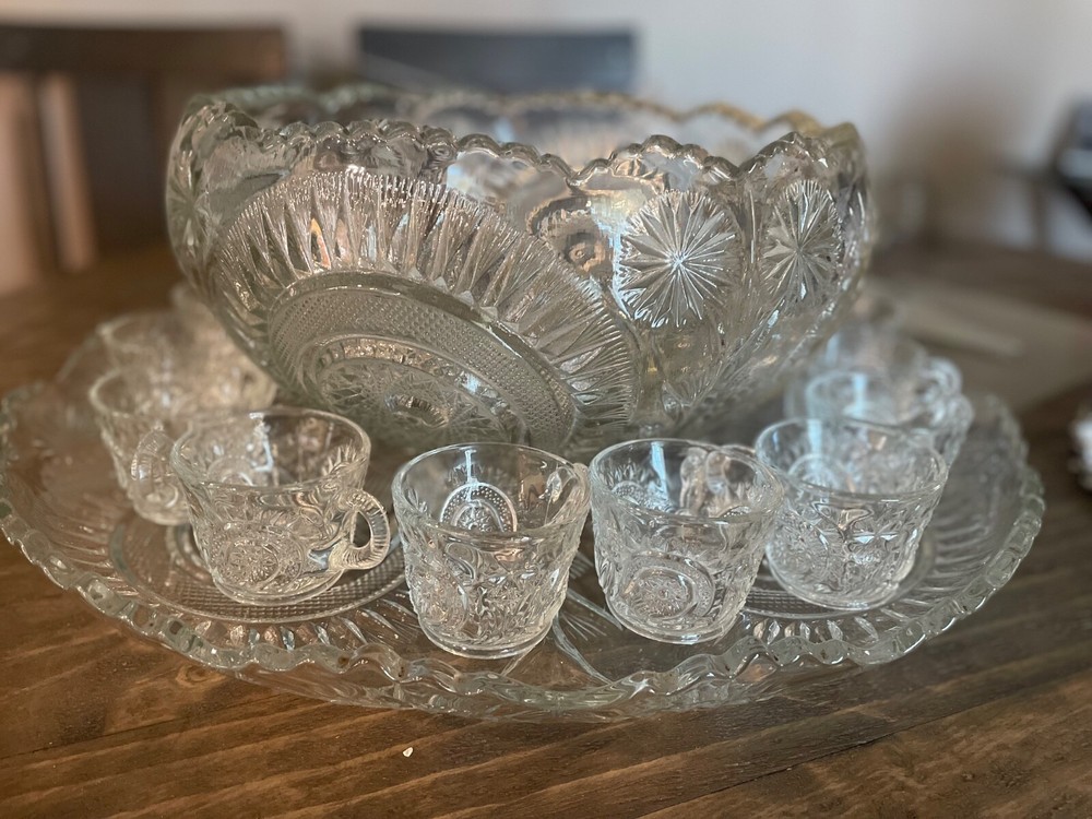20-piece LE Smith Daisy punch bowl set with 18 cups and base in clear glass