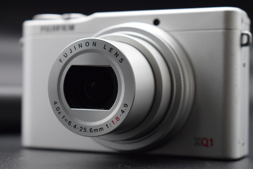 Fujifilm XQ1 Compact Digital Camera Silver Mint Condition Japan Model