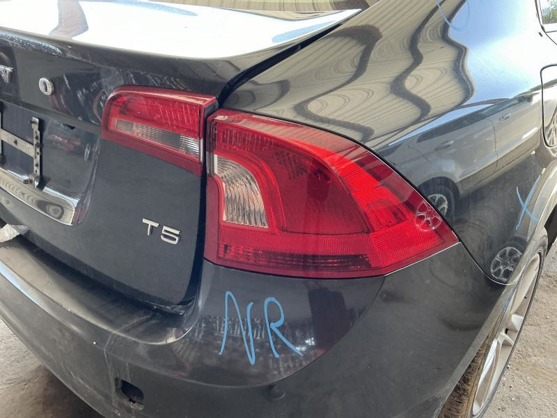 14-18 VOLVO S60 Passenger Tail Light Quarter Panel Mount VIN Y 4652255  
